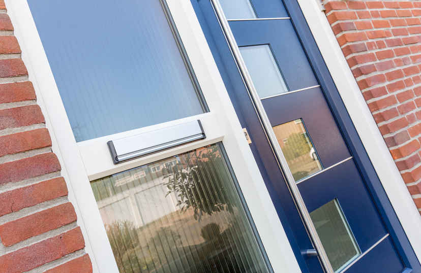 Voordeur met zijlicht